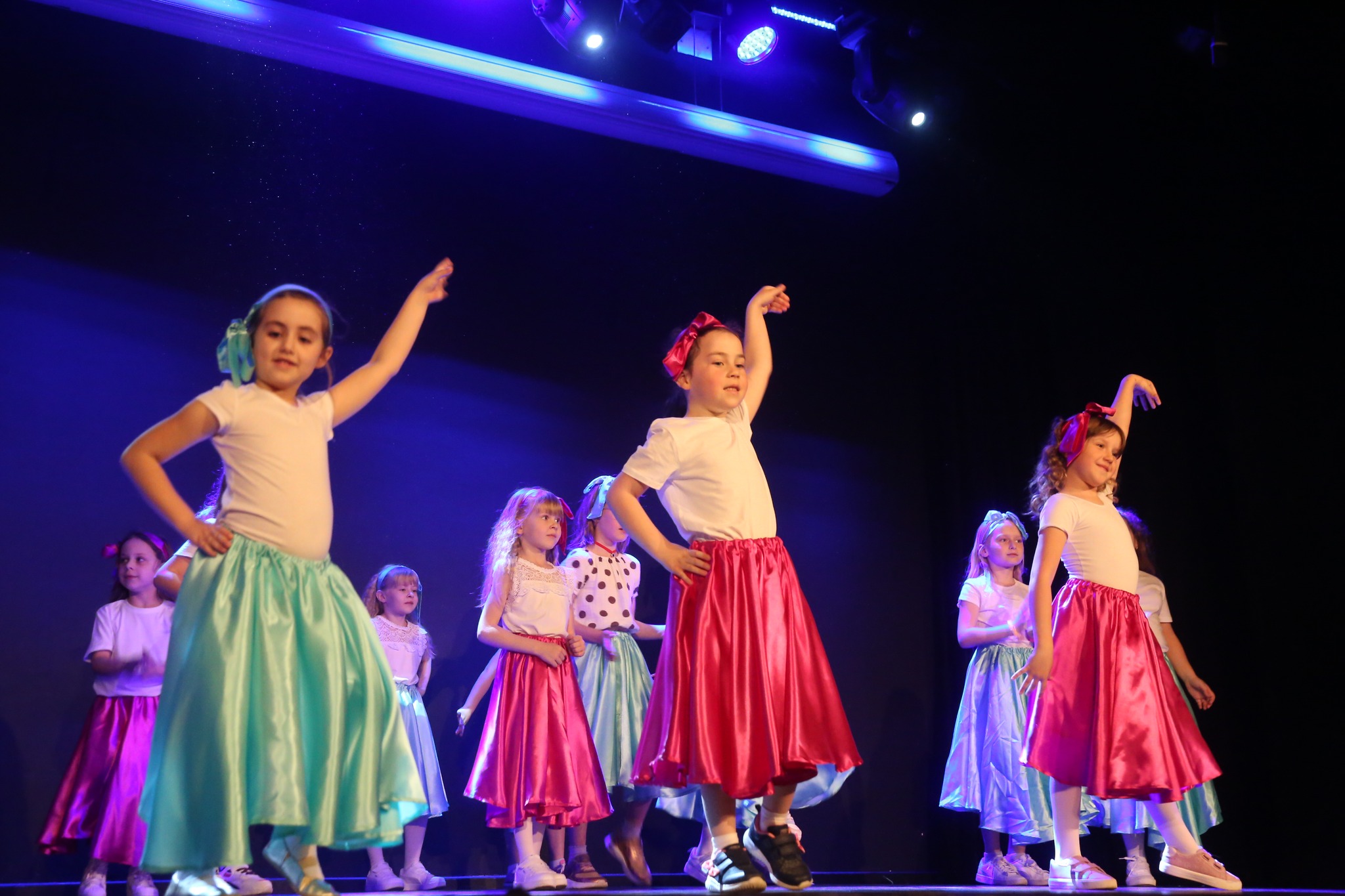 tańczące dziewczynki w strojach z lat sześćdziesiątych