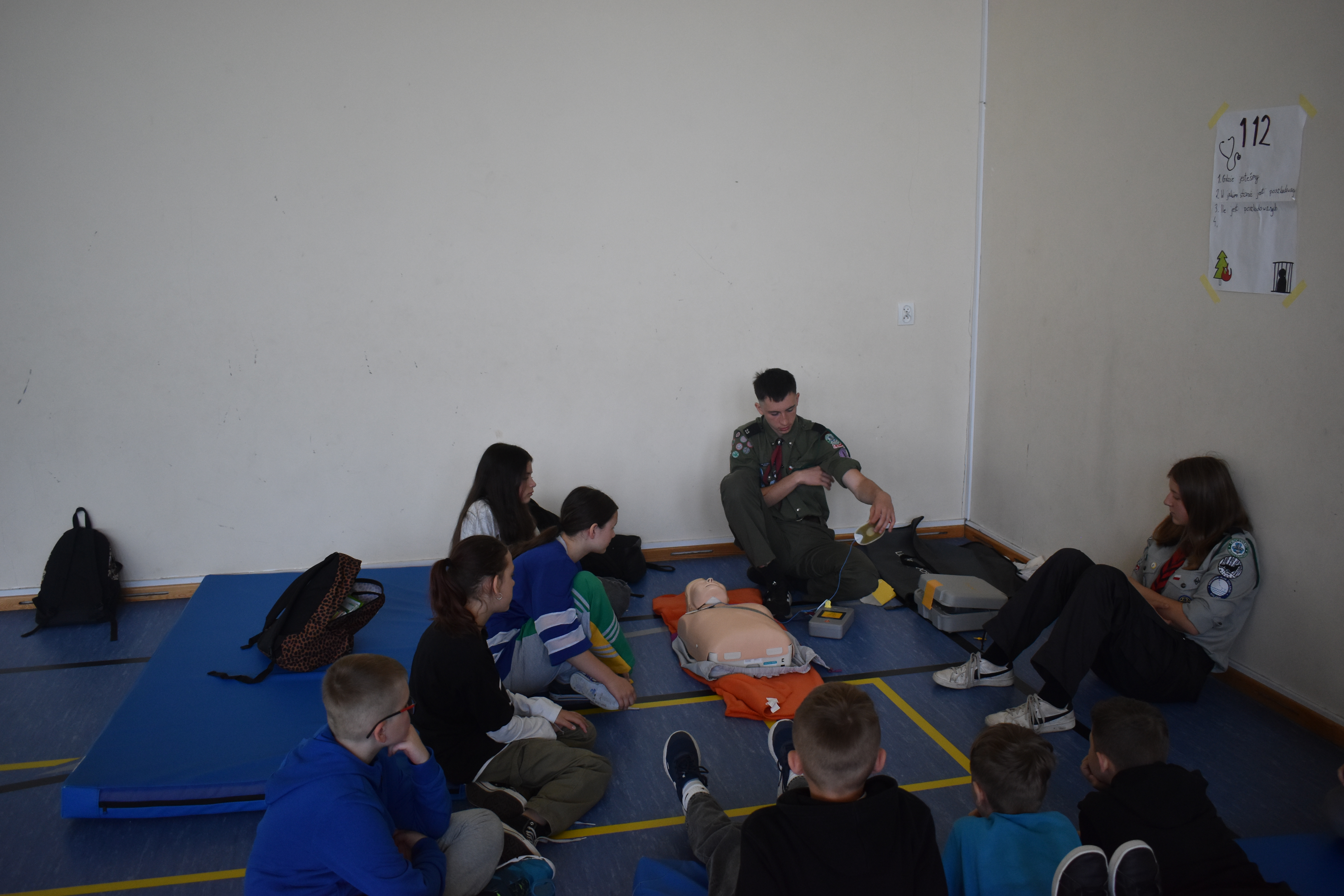 Harcerze prowadzą warsztaty z pierwszej pomocy