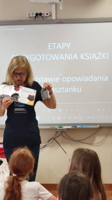 Dzieci słuchają wykładu o powstawaniu książki