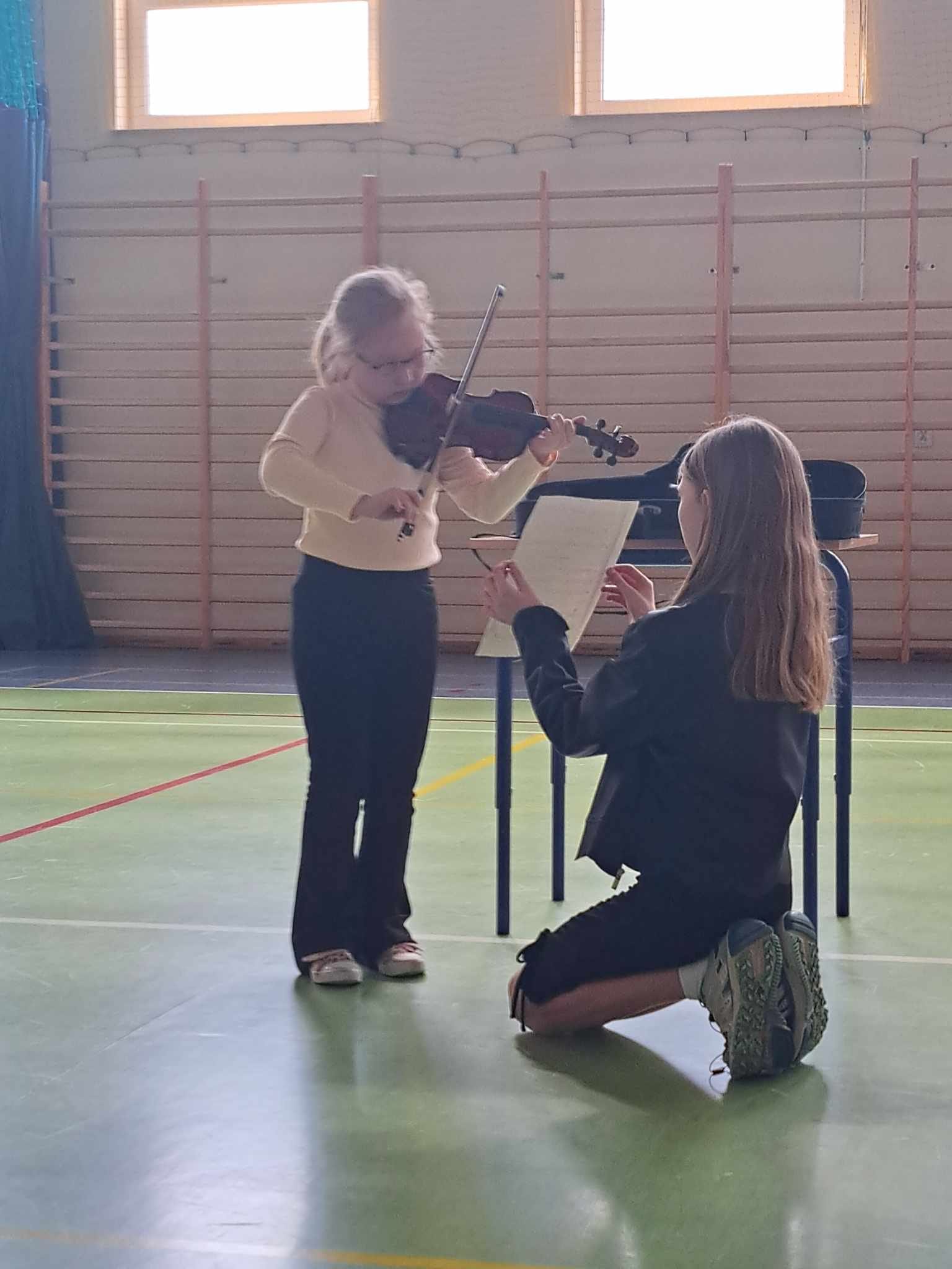 dziewczynka gra na skrzypcach