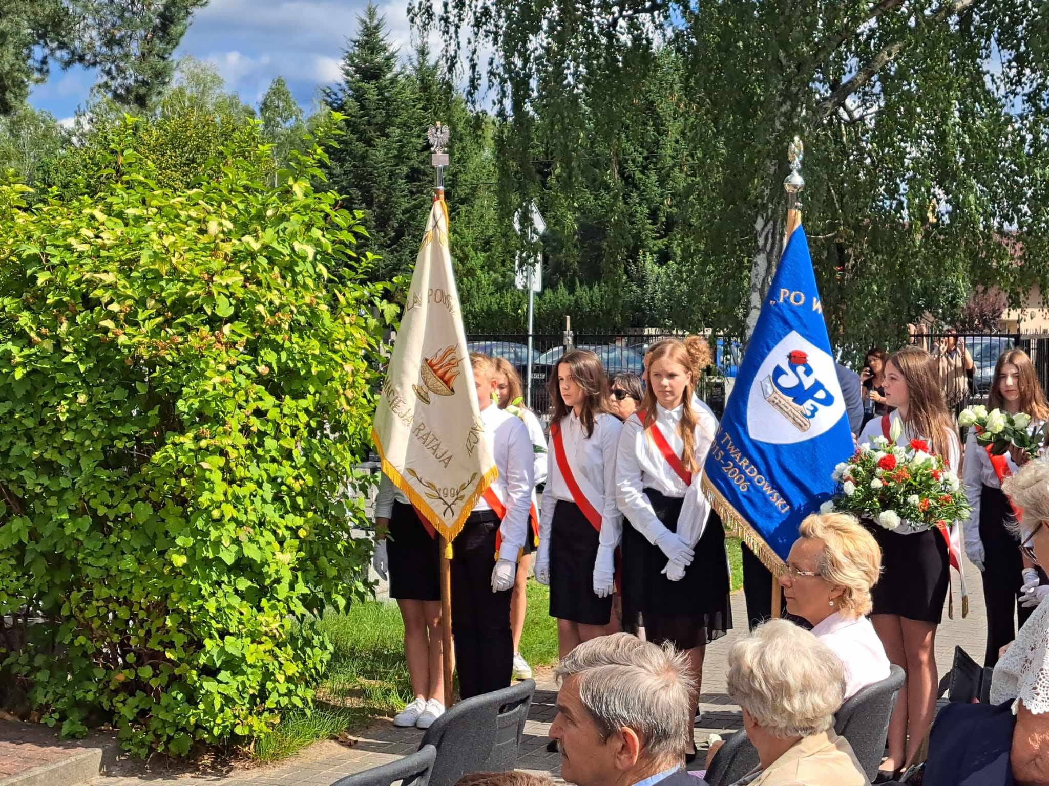 Uczniowie ze sztandarem