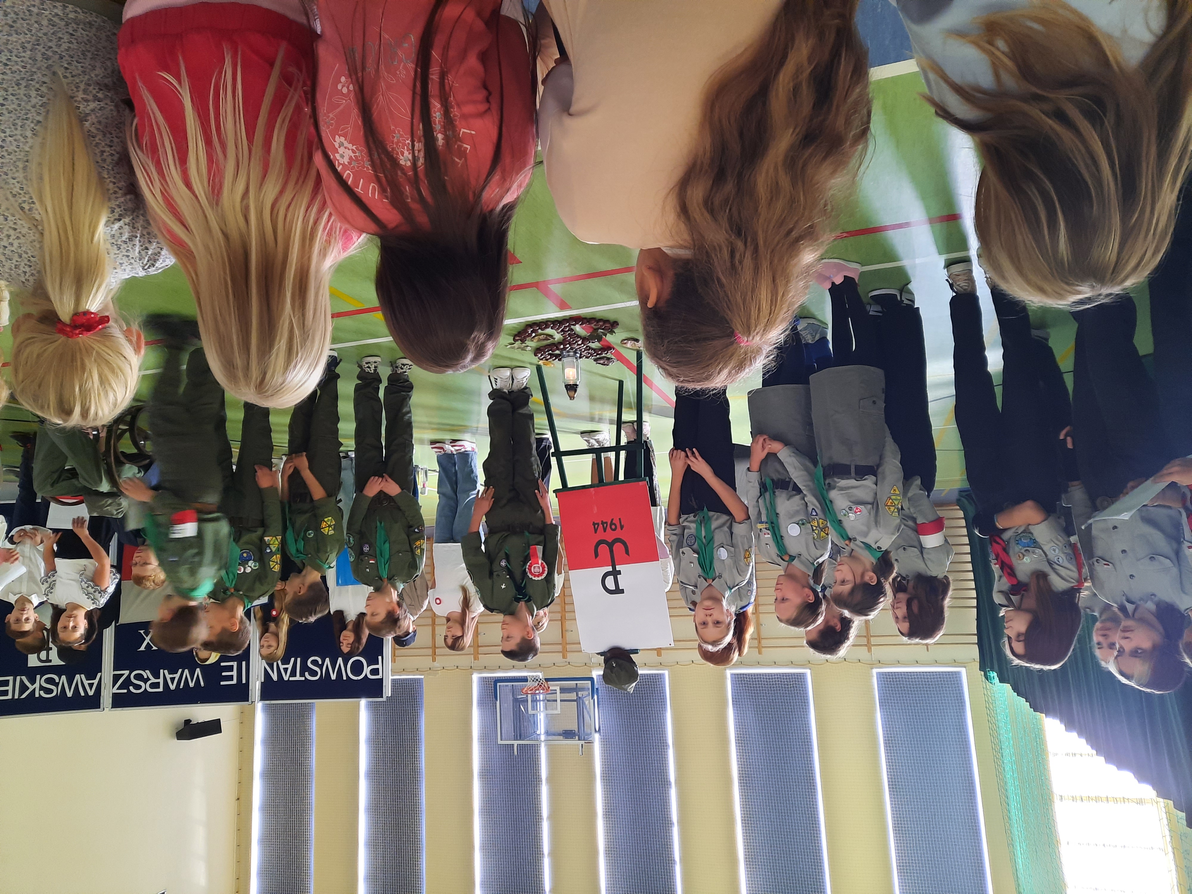 Dzieci w strojach harcerskich