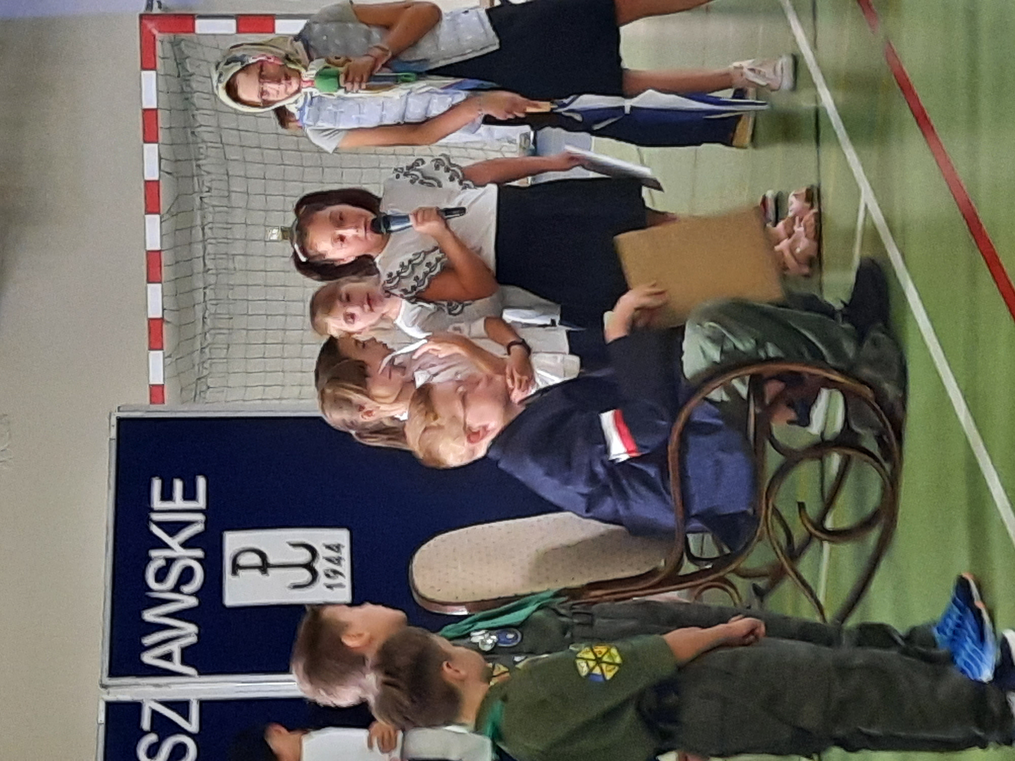 dzieci w strojach harcerskich podczas apelu