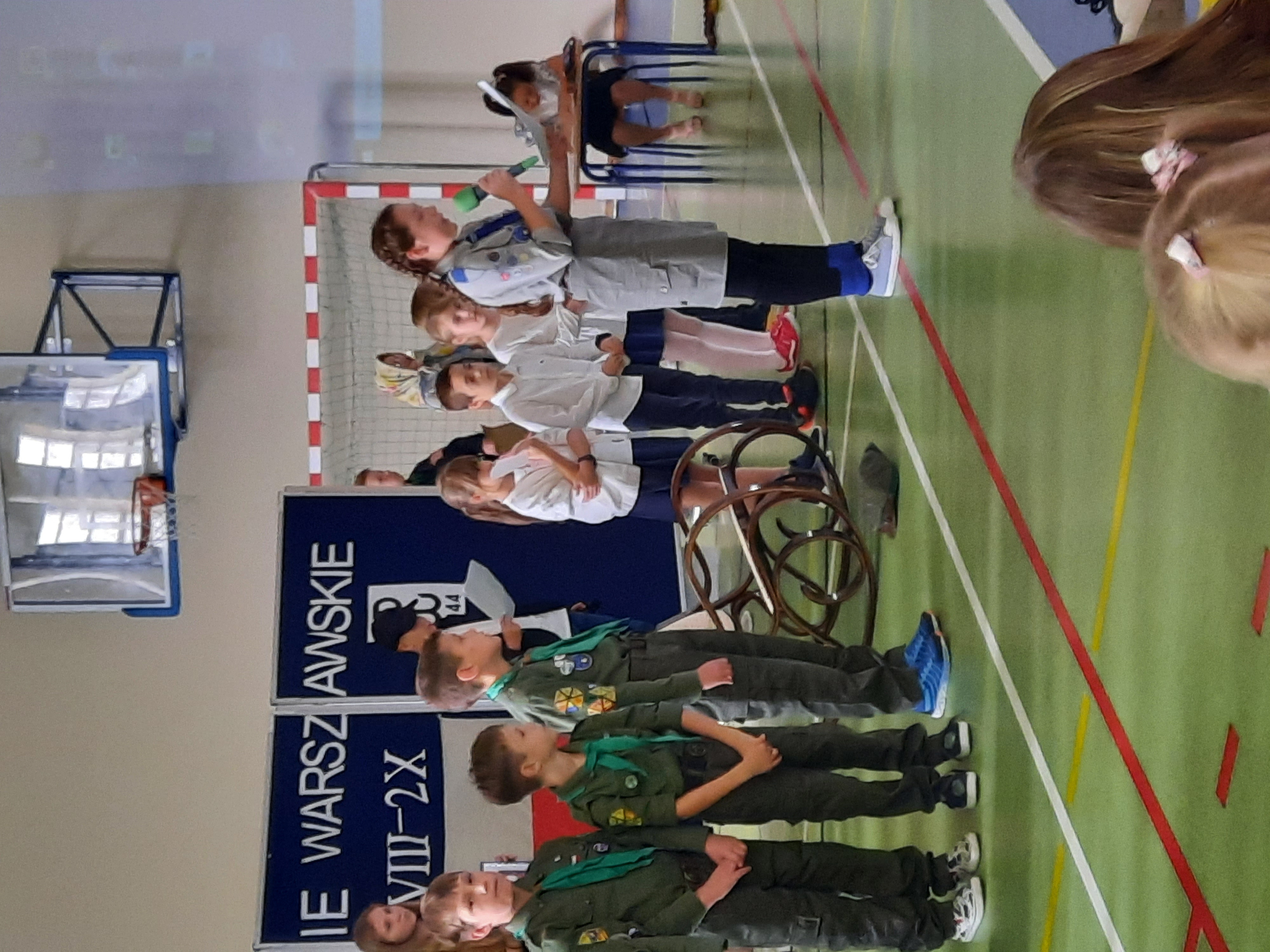 dzieci w strojach w kropki