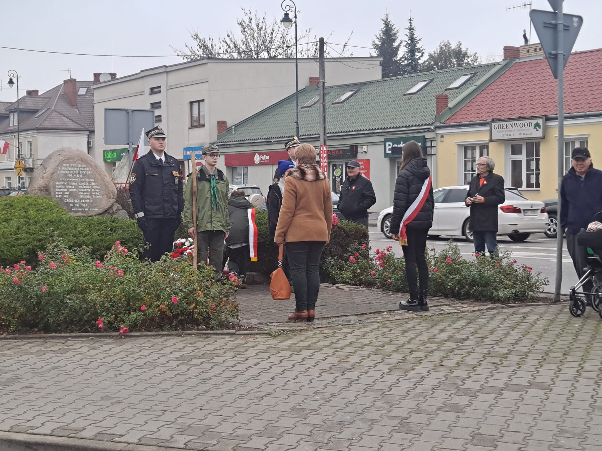 Delegacja uczniów składa kwiaty przy pomniku