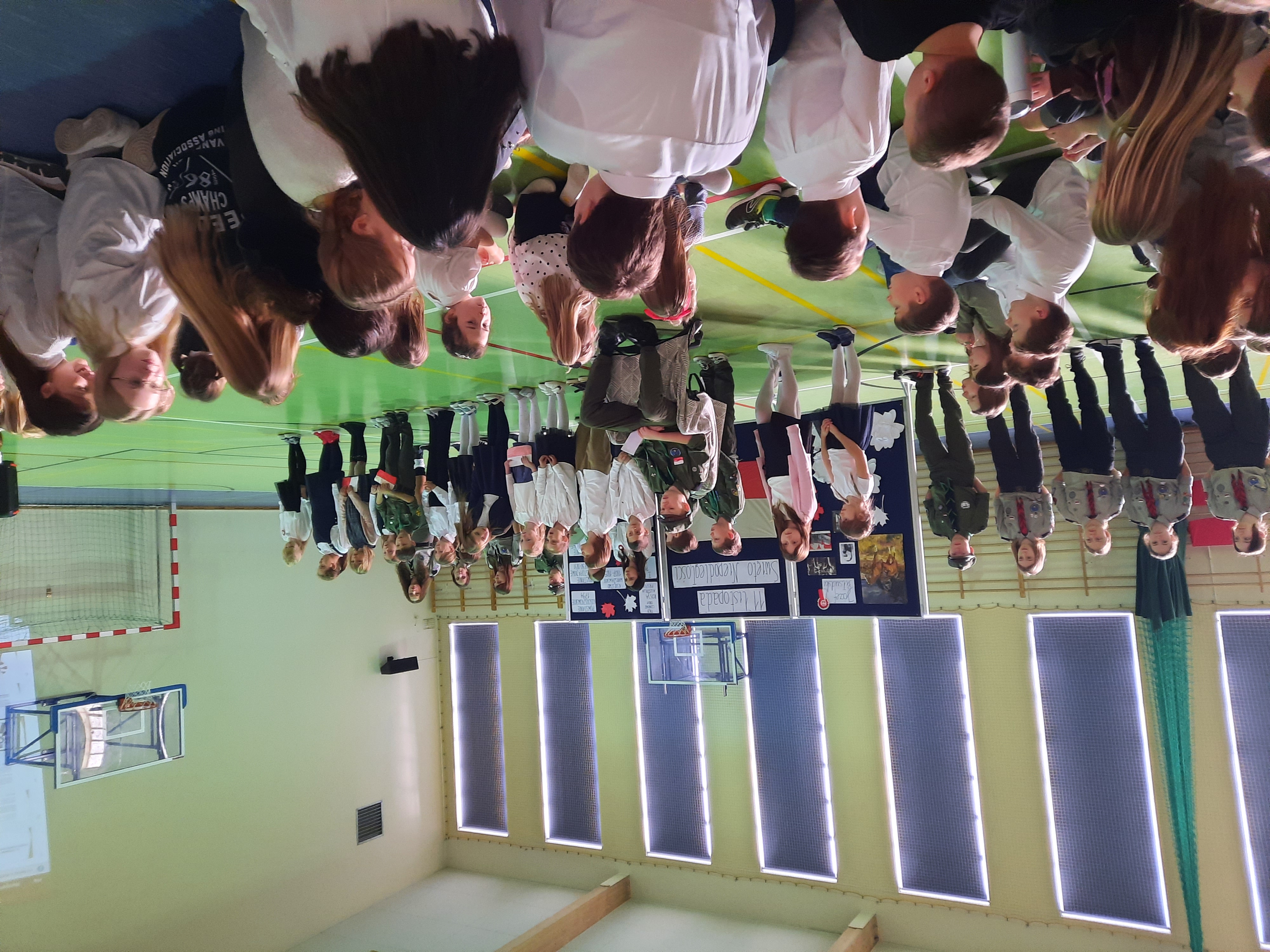 Dzieci oglądają przedstawienie w wykonaniu grupy uczniów