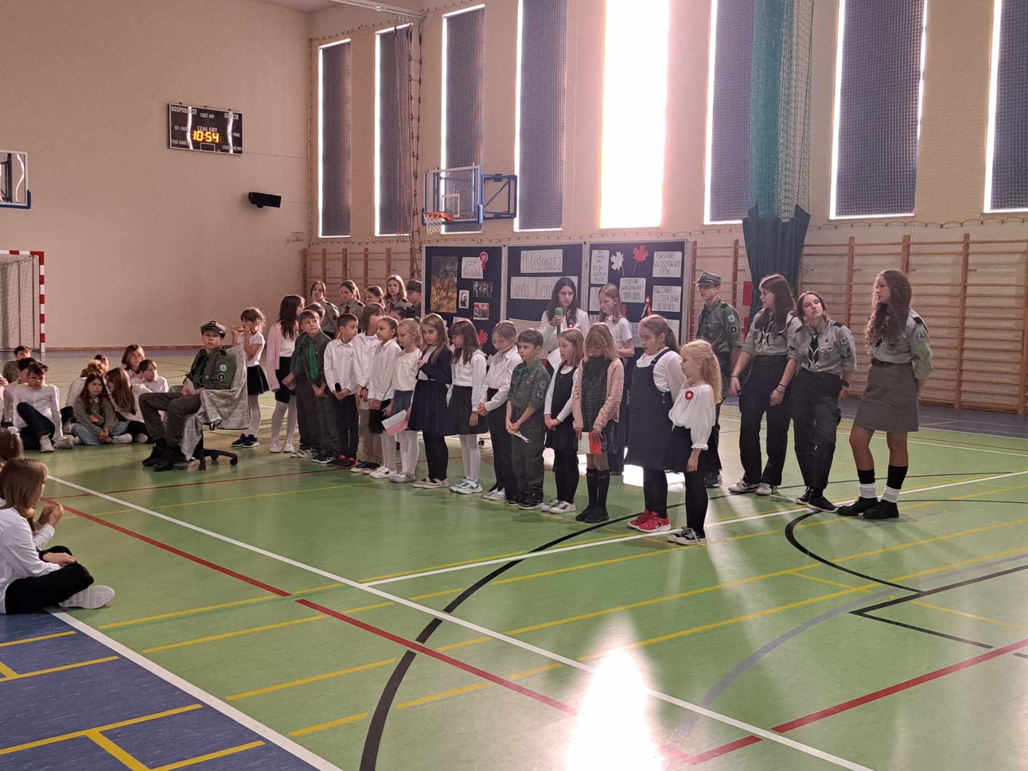 Grupa uczniów recytuje wiersze