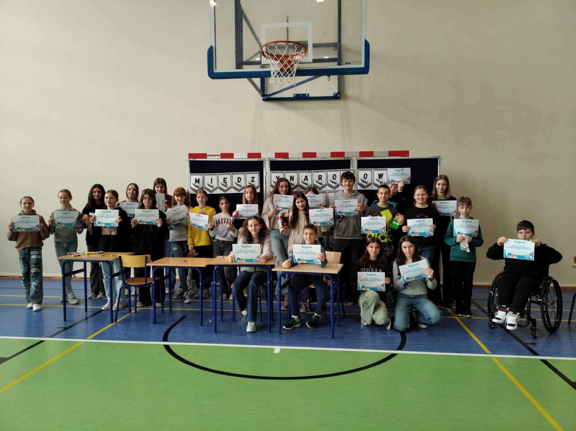 Grupa uczniów z dyplomami