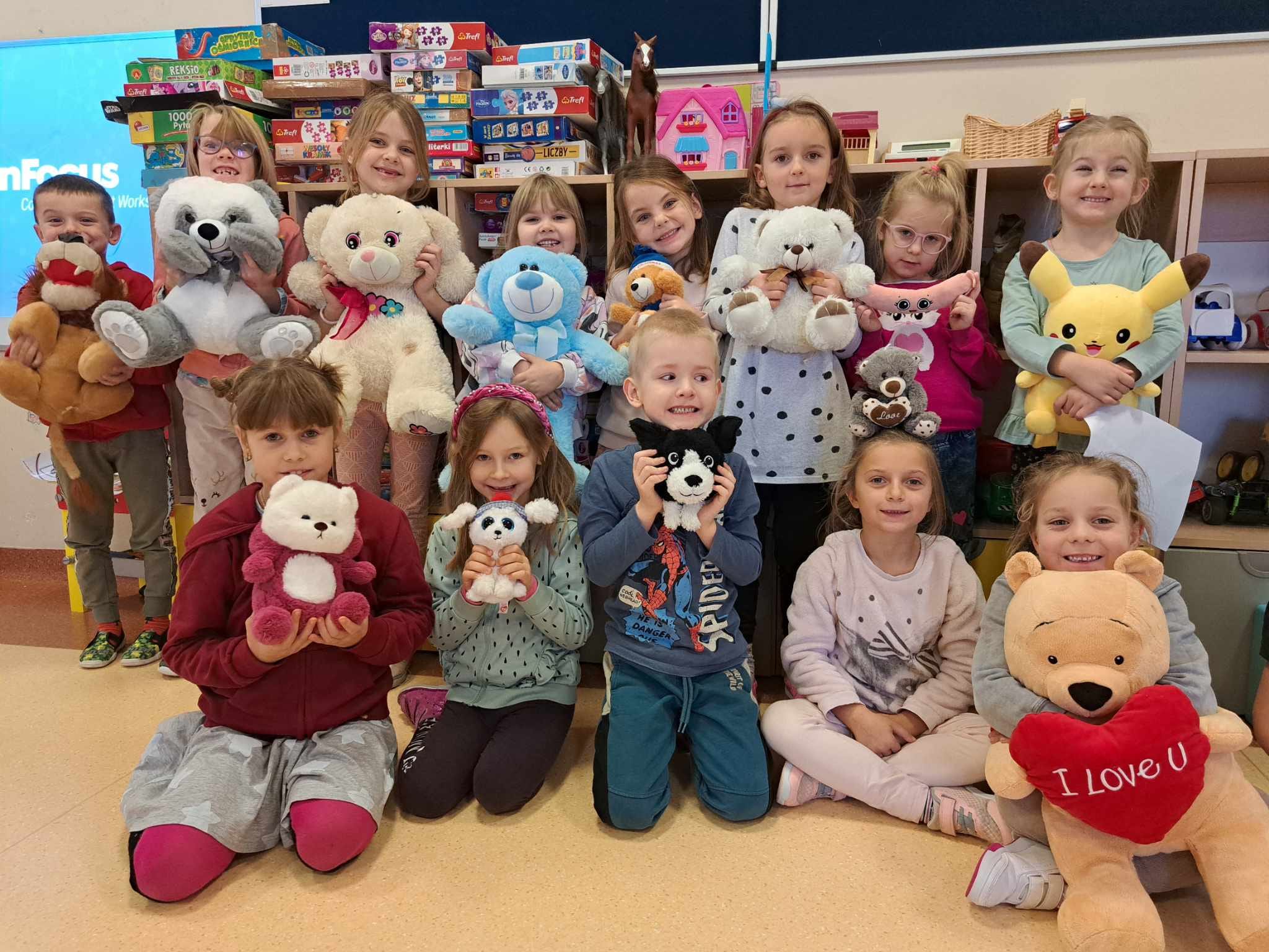 Dzieci z misiami pluszowymi