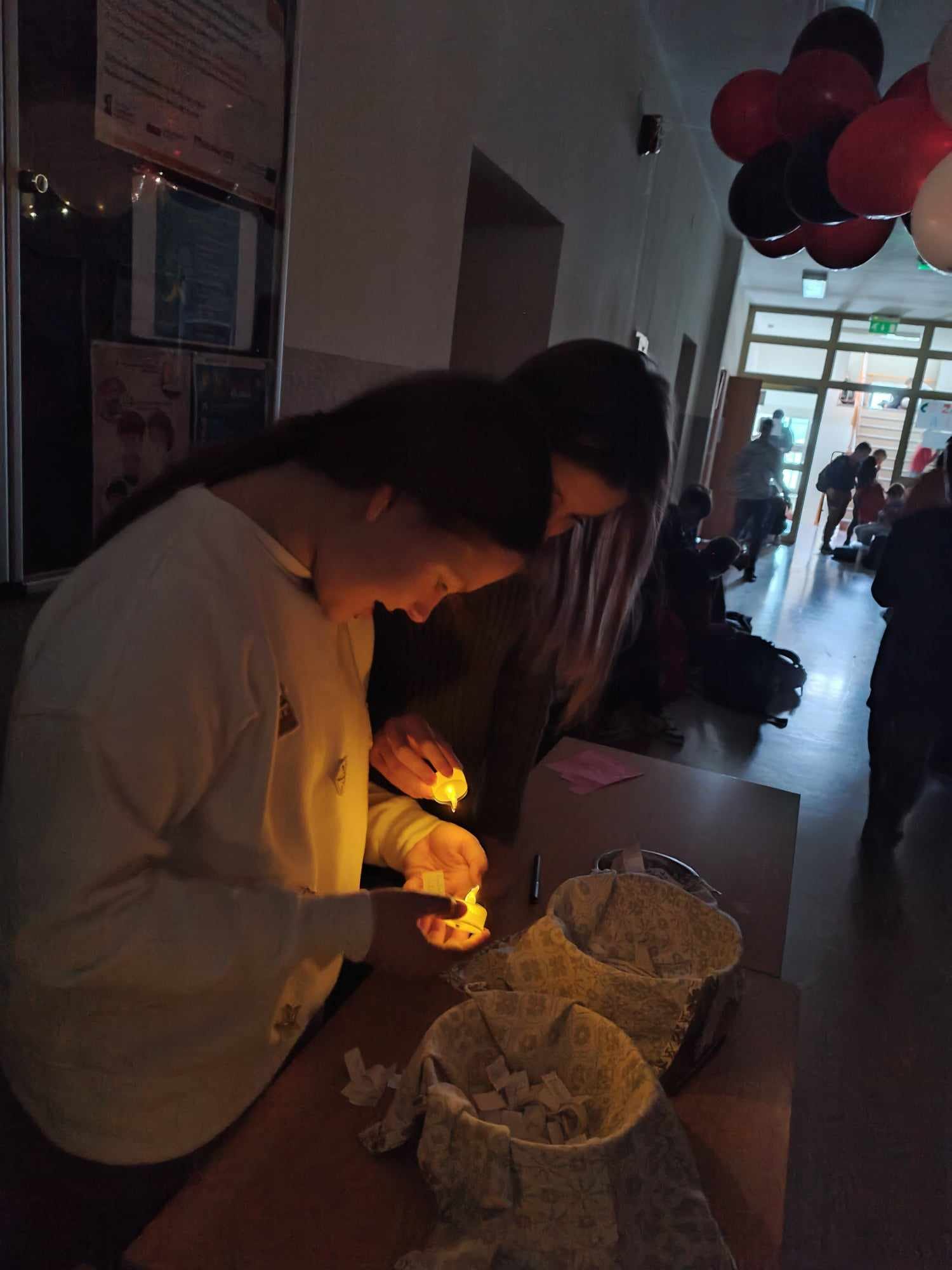 Dwie dziewczynki odczytują tekst z wylosowanych kartek