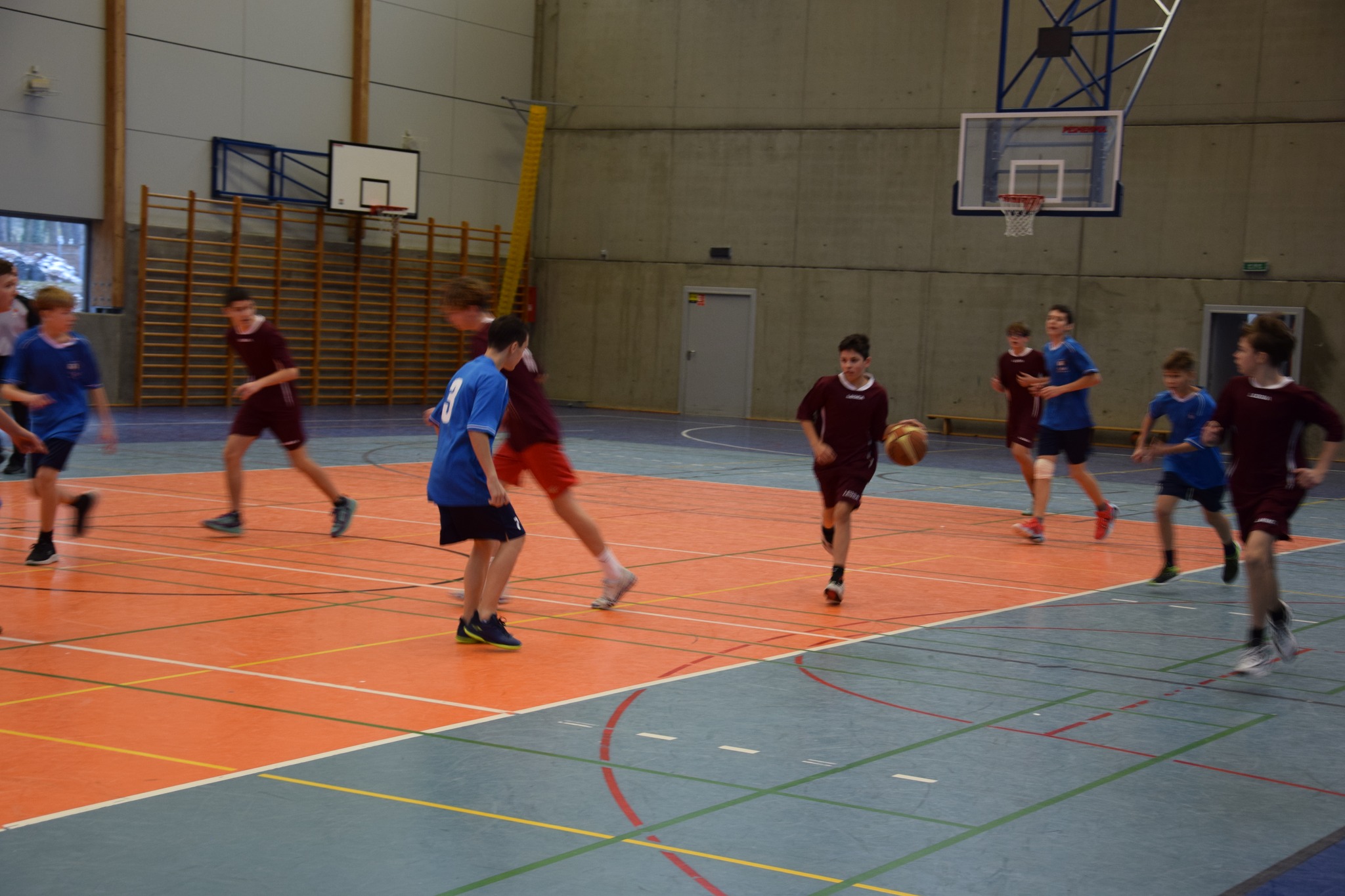 Uczniowie grają w koszykówkę