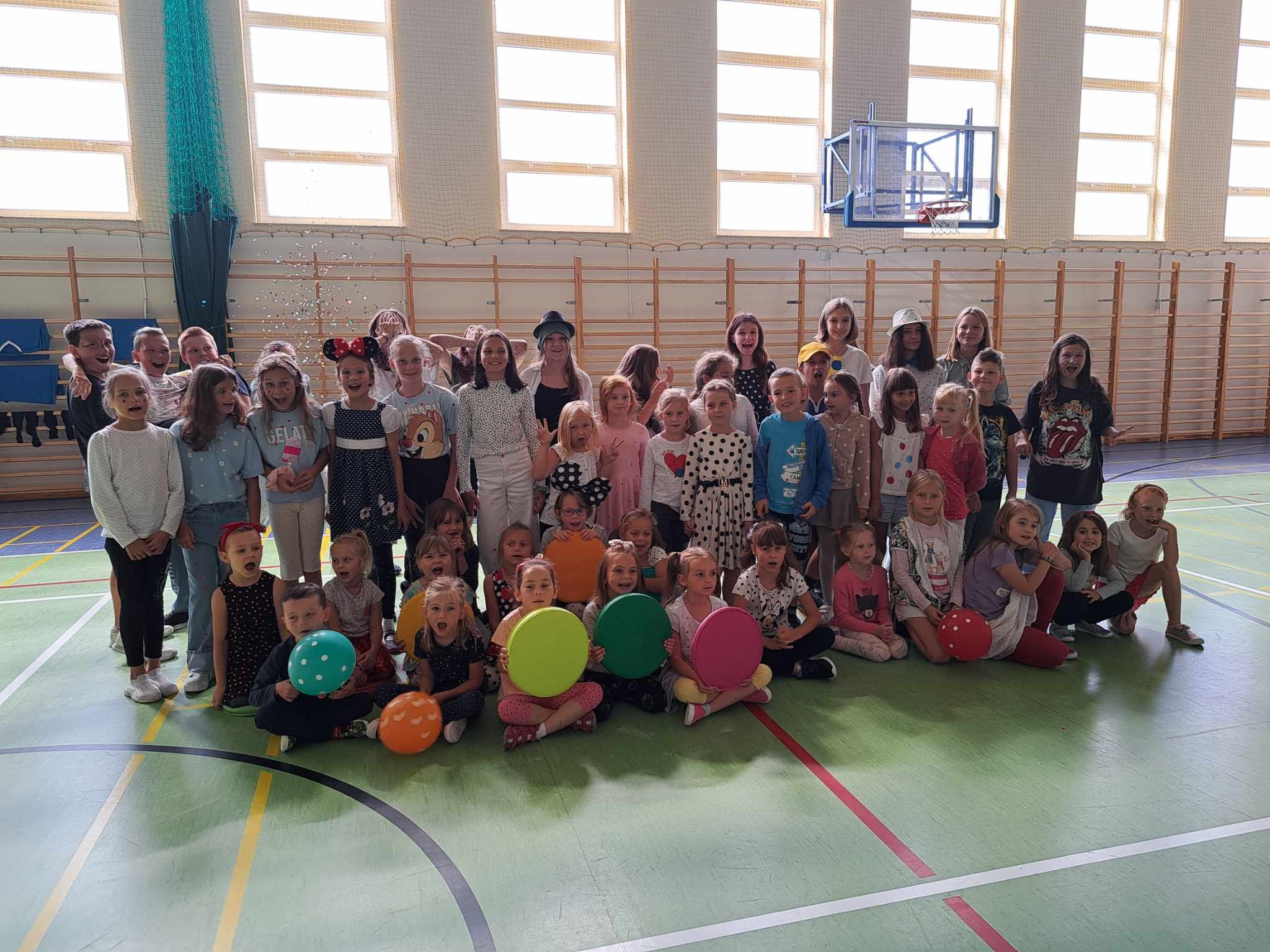 dzieci w strojach w kropki