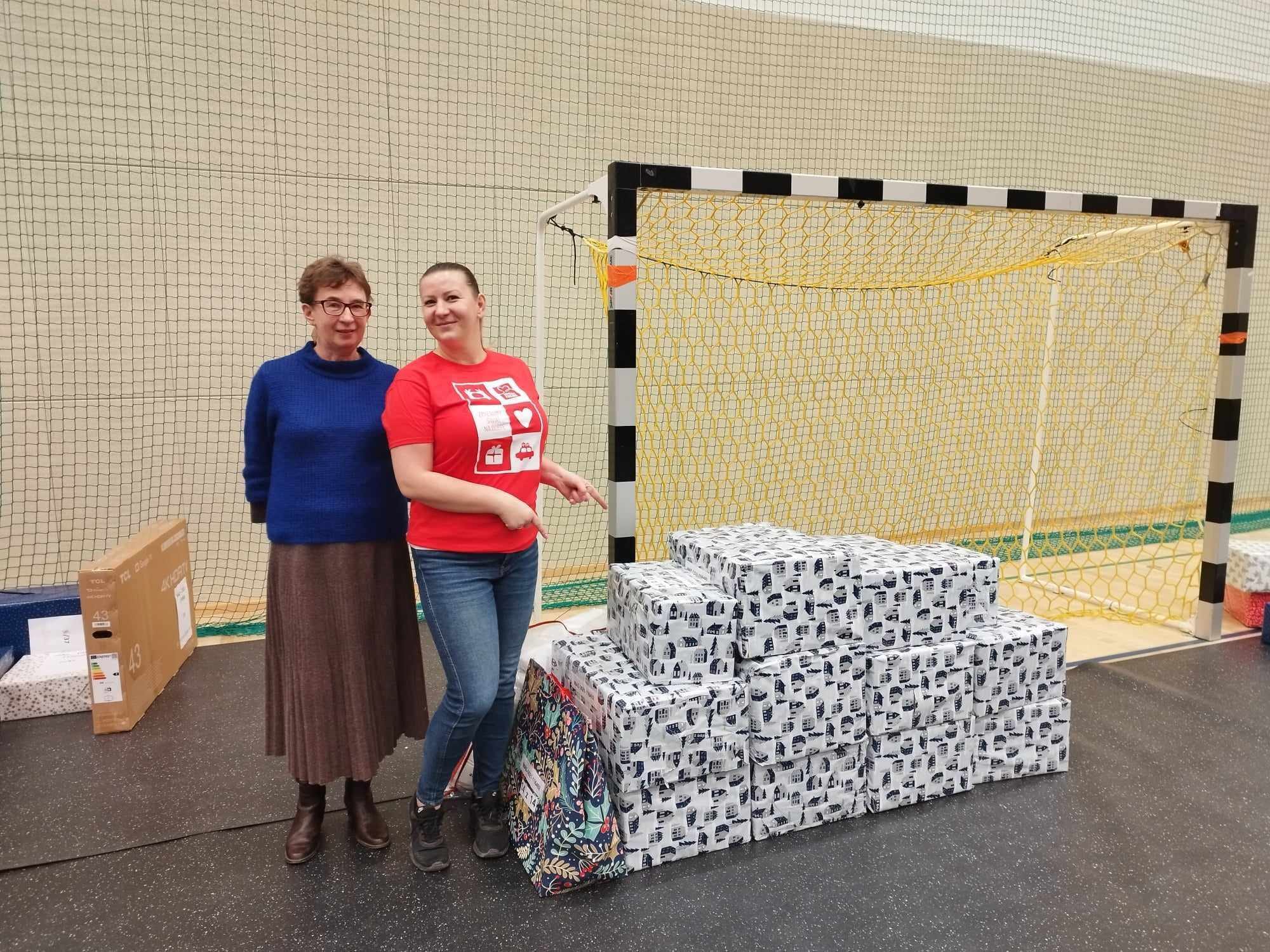 Dwie kobiety obok paczek