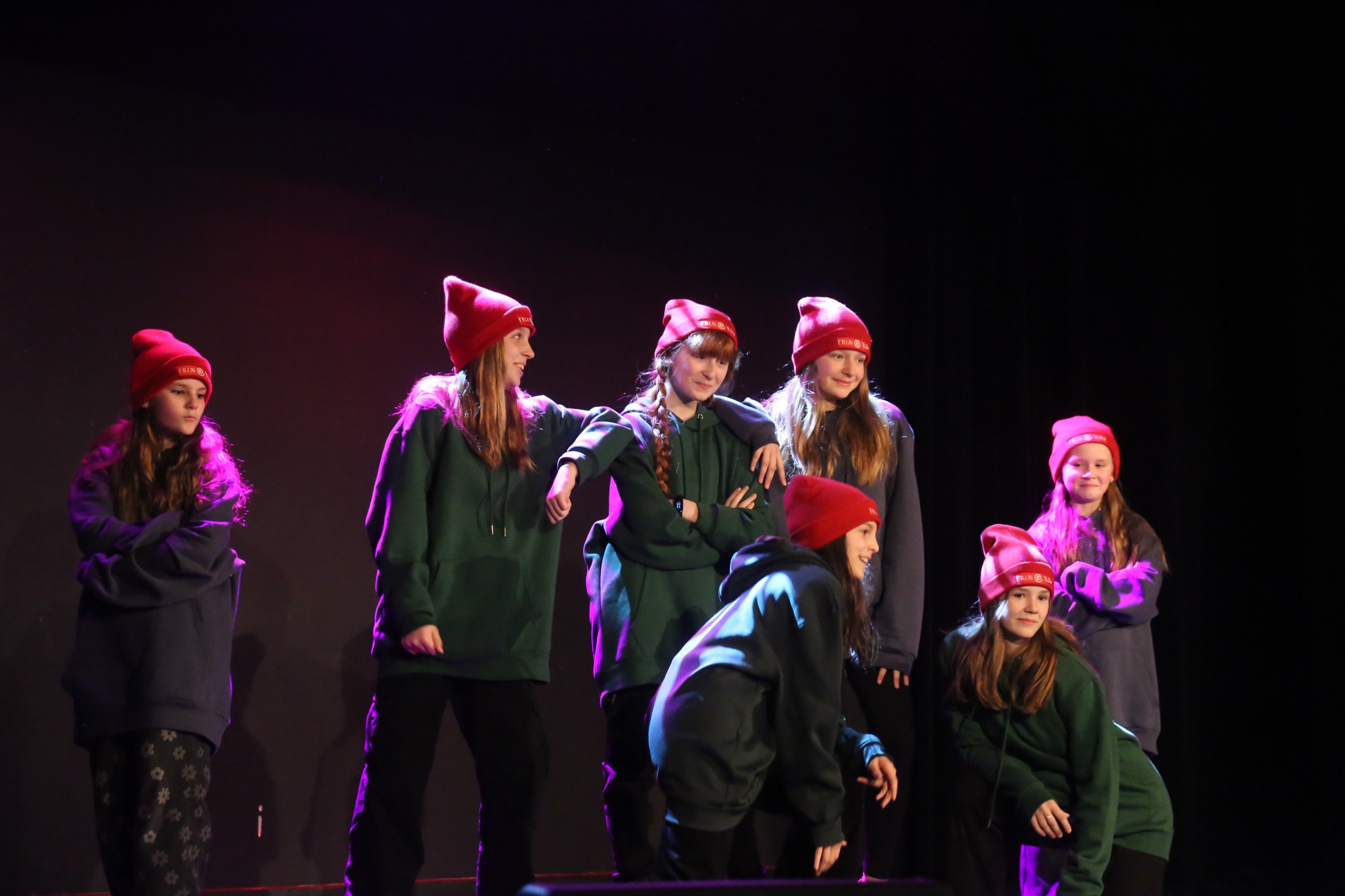 dziewczynki w strojach hip-hopowych