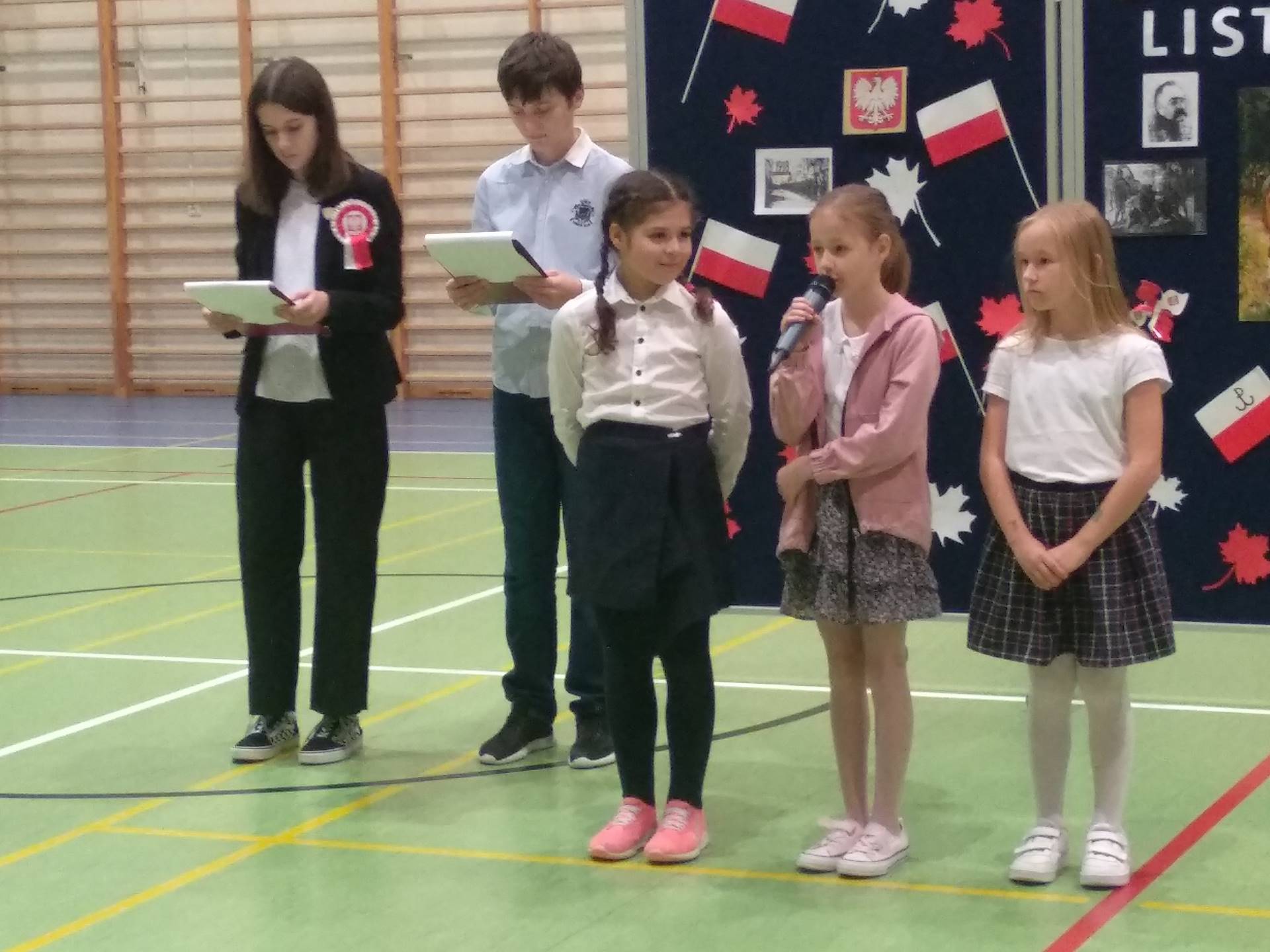 Uczniowie mówią wiersze podczas apelu z okazji Święta Odzyskania Niepodległości
