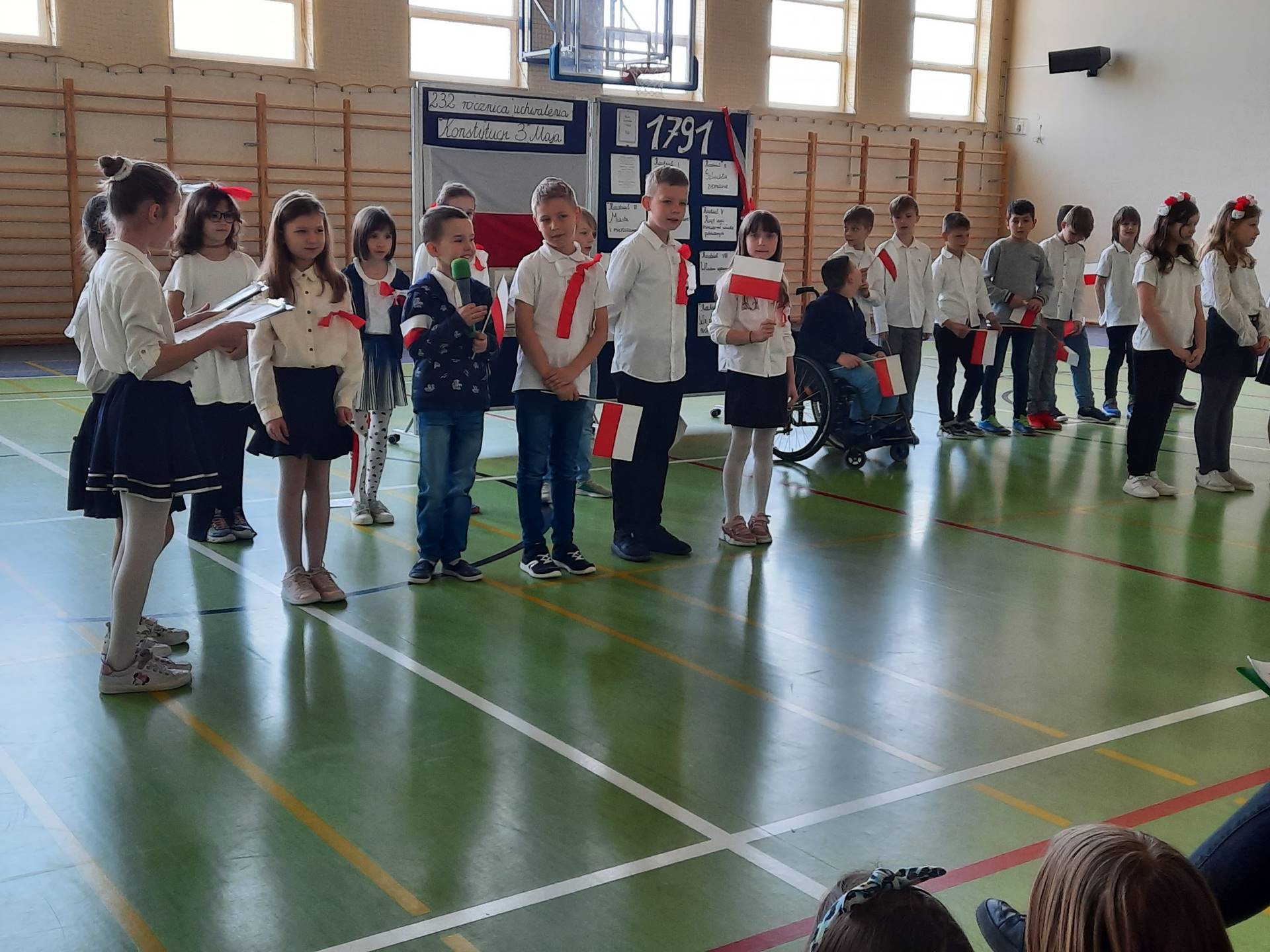 Uczniowie mówią wiersze podczas apelu z okazji rocznicy uchwalenia Konstytucji 3 Maja