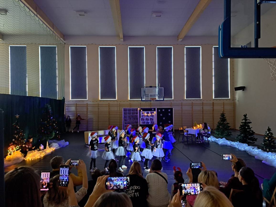 Uczniowie występują podczas Kiermaszu świątecznego