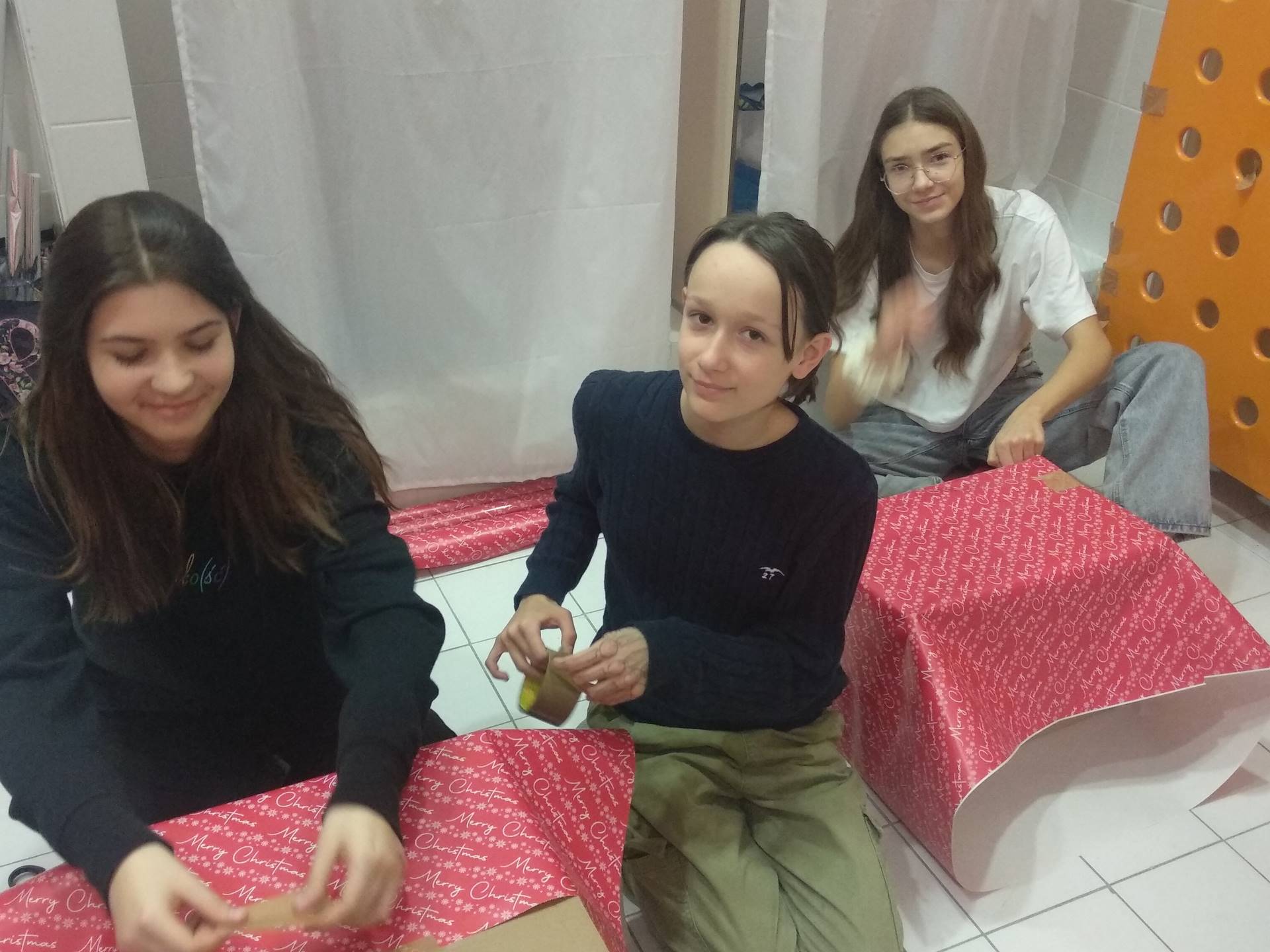 Uczennice pakują zebrane rzeczy dla naszej podopiecznej