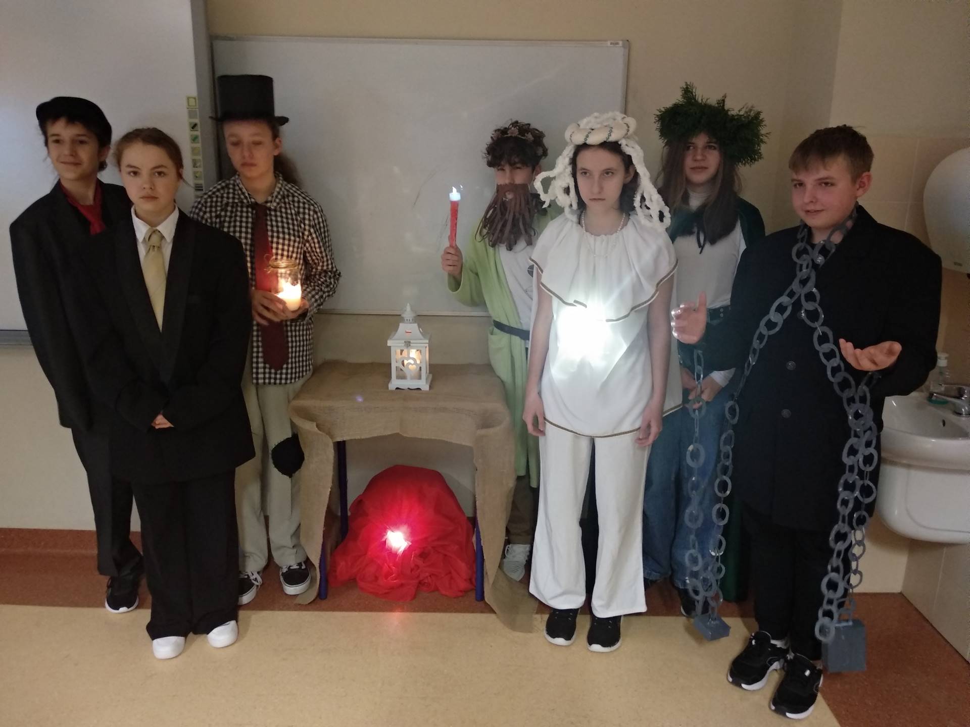 Uczniowie są przebrani za postaci z książki "Opowieść wigilijna"
