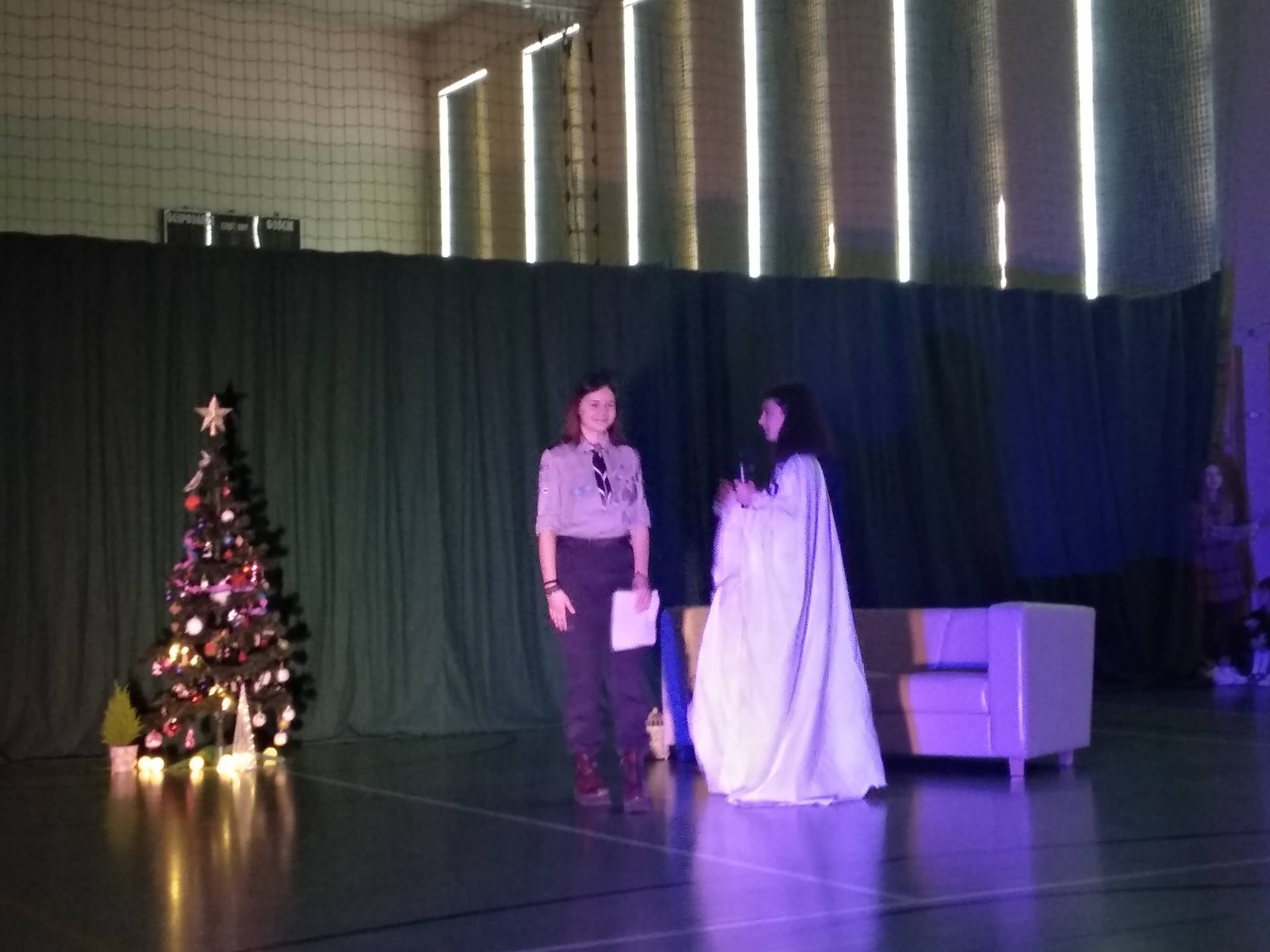 Uczniowie występują podczas spotkania wigilijnego