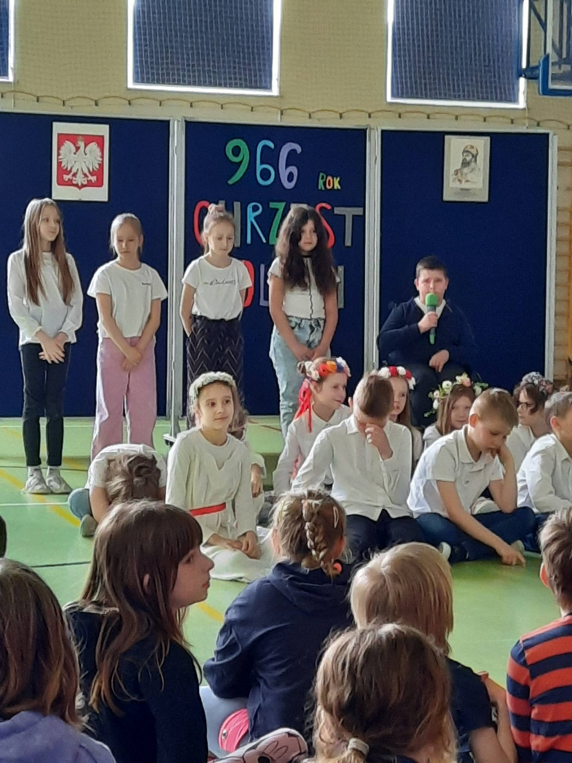 Uczniowie mówią wiersze podczas apelu z okazji Chrztu Polski