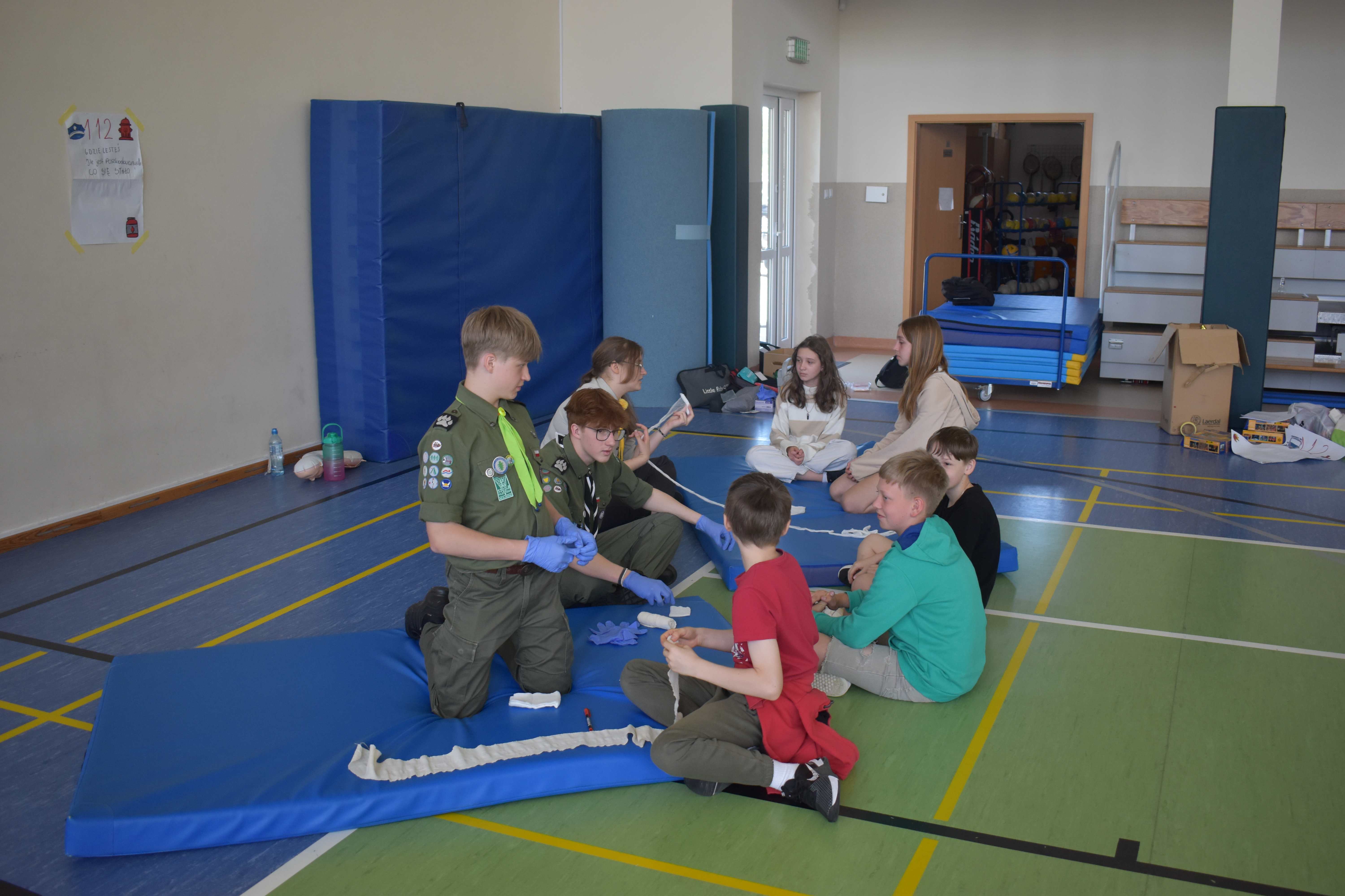 Harcerze prowadzą warsztaty z pierwszej pomocy