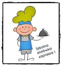 Kucharz w czapce kucharskiej, trzyma w lewej ręce talerz z pokrywką.