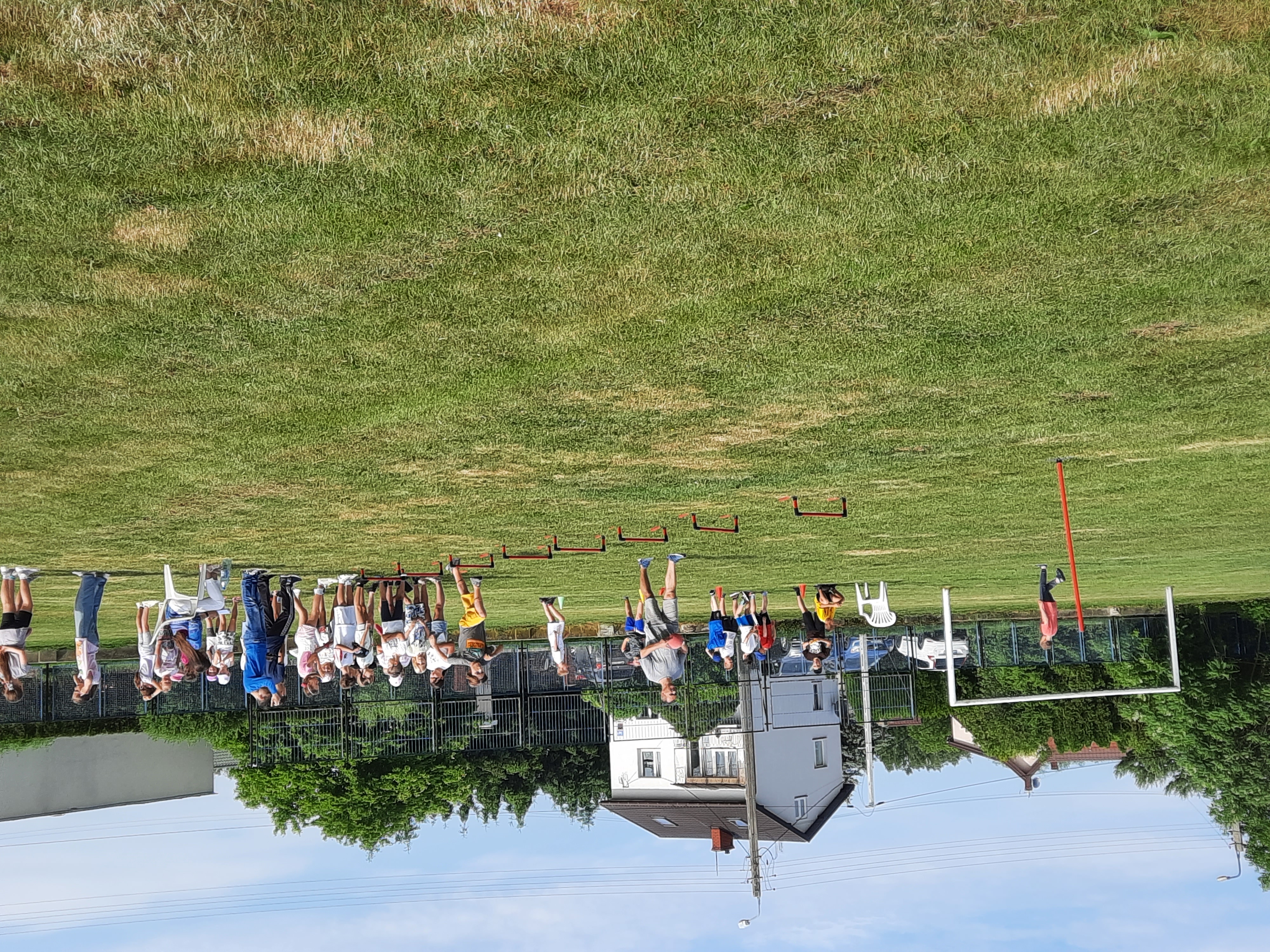 Uczniowie na boisku szkolnym