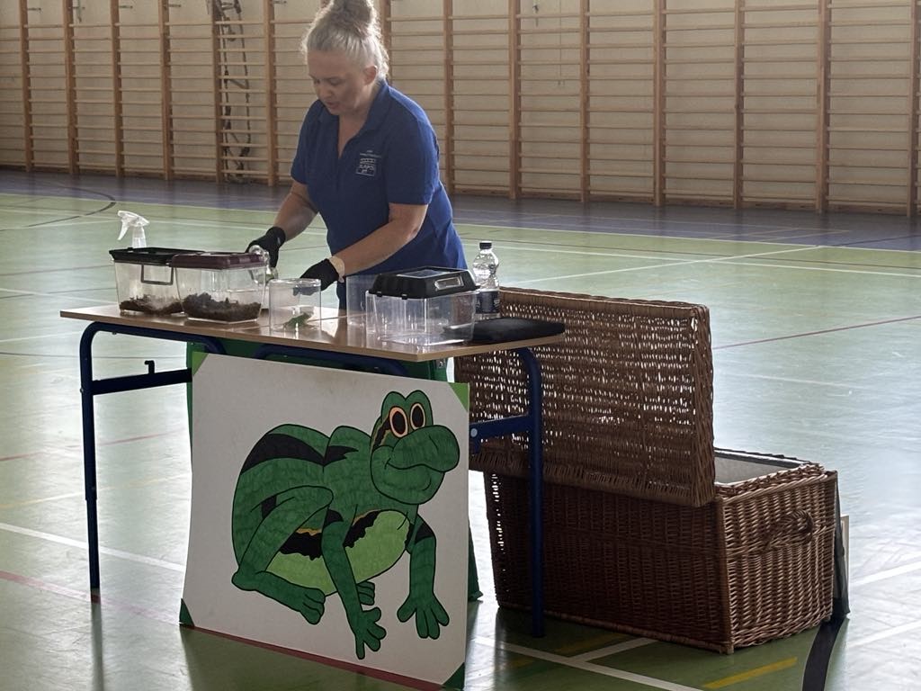 Kobieta pokazuje płazy