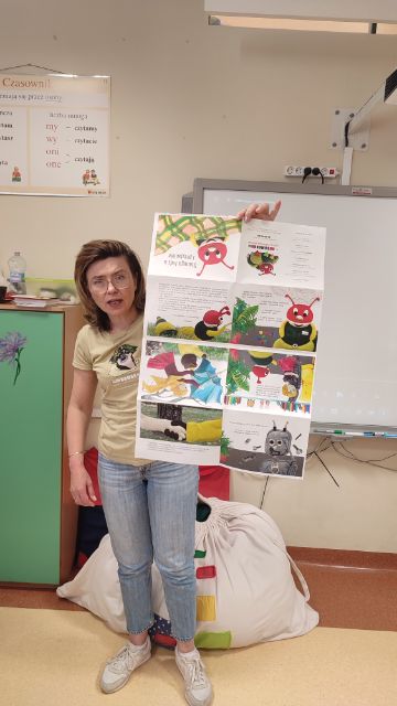 Kobieta pokazuje jak wygląda książka przed zszyciem